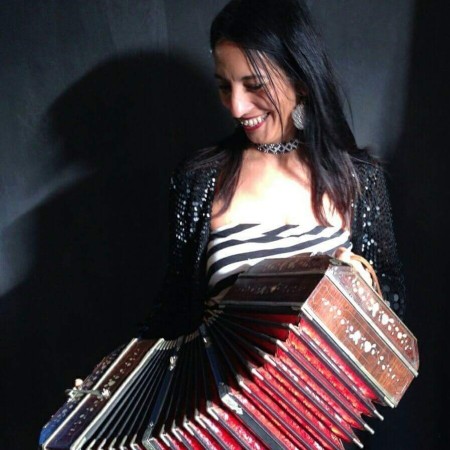 Fernanda Martino speelt accordeon